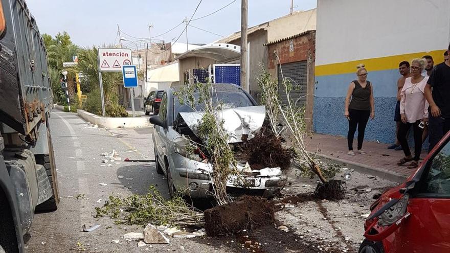 Tres vehículos protagonizan un aparatoso accidente tras arrollar la terraza de un bar