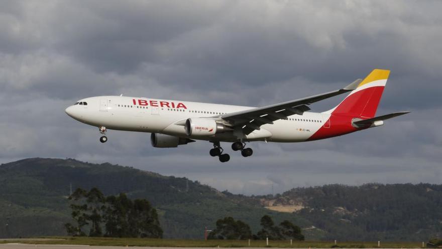 Un avión de Iberia levanta el vuelo en Peinador // Alba Villar