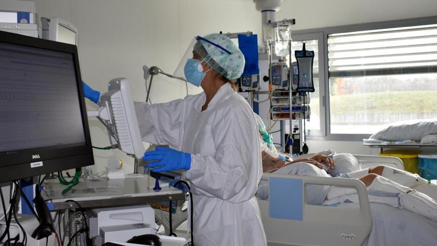 Un dels boxs de l&#039;UCI de l&#039;hospital Santa Caterina de Salt amb un pacient ingressat per coronavirus, en una imatge d&#039;arxiu