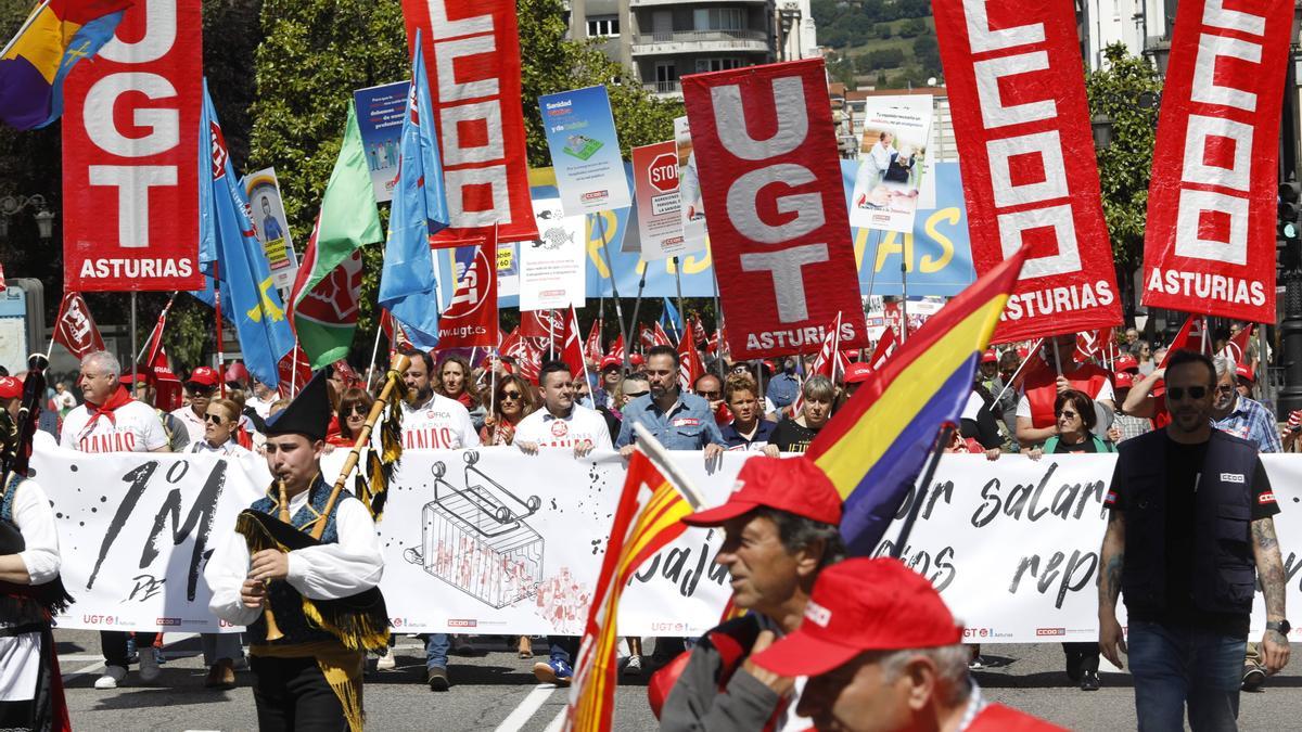 EN IMÁGENES: Los sindicatos asturianos se lanzan a la calle en el Primero de Mayo: "O subida de salarios o bronca en las calles"