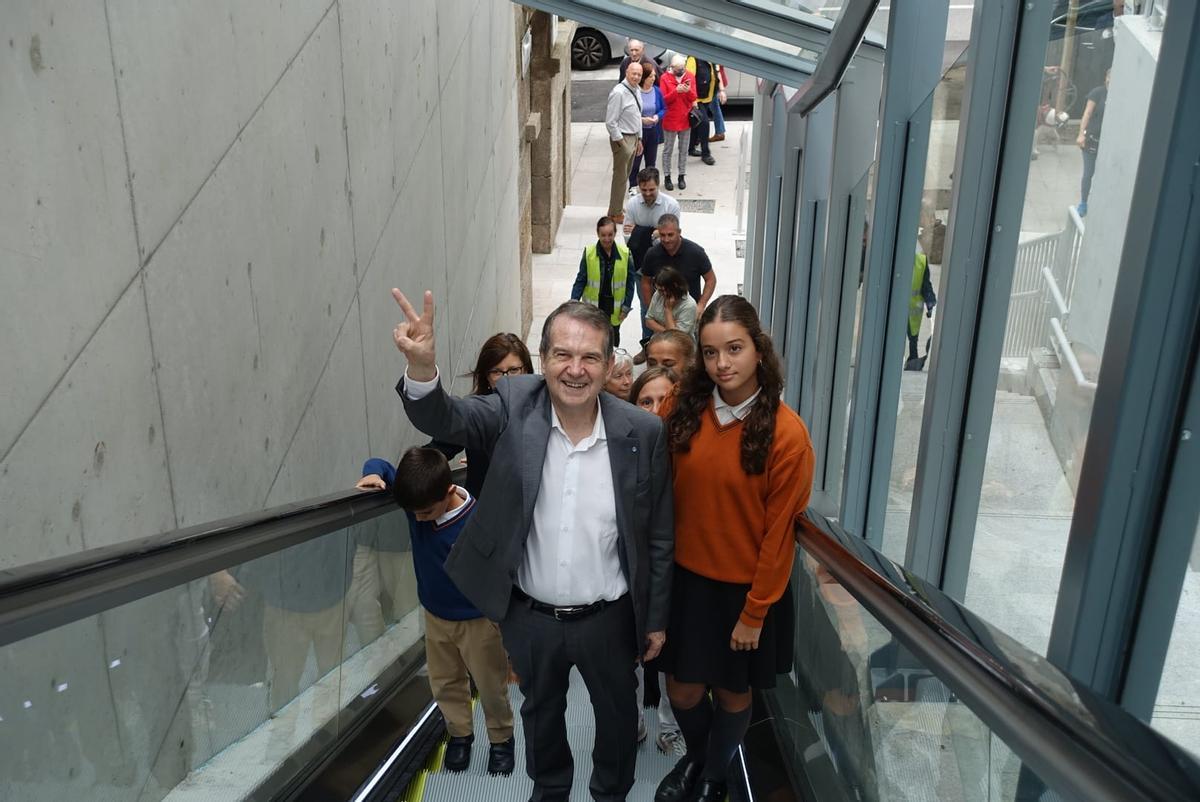 El alcalde, Abel Caballero, en la inauguración de las escaleras mecánicas de la calle Talude