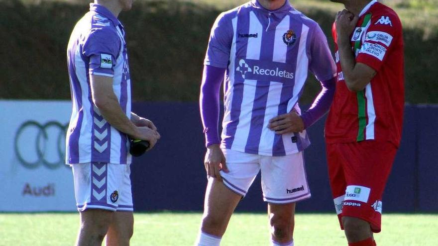 Iván Martín (en el centro) con el Valladolid B. // Víctor Álvarez