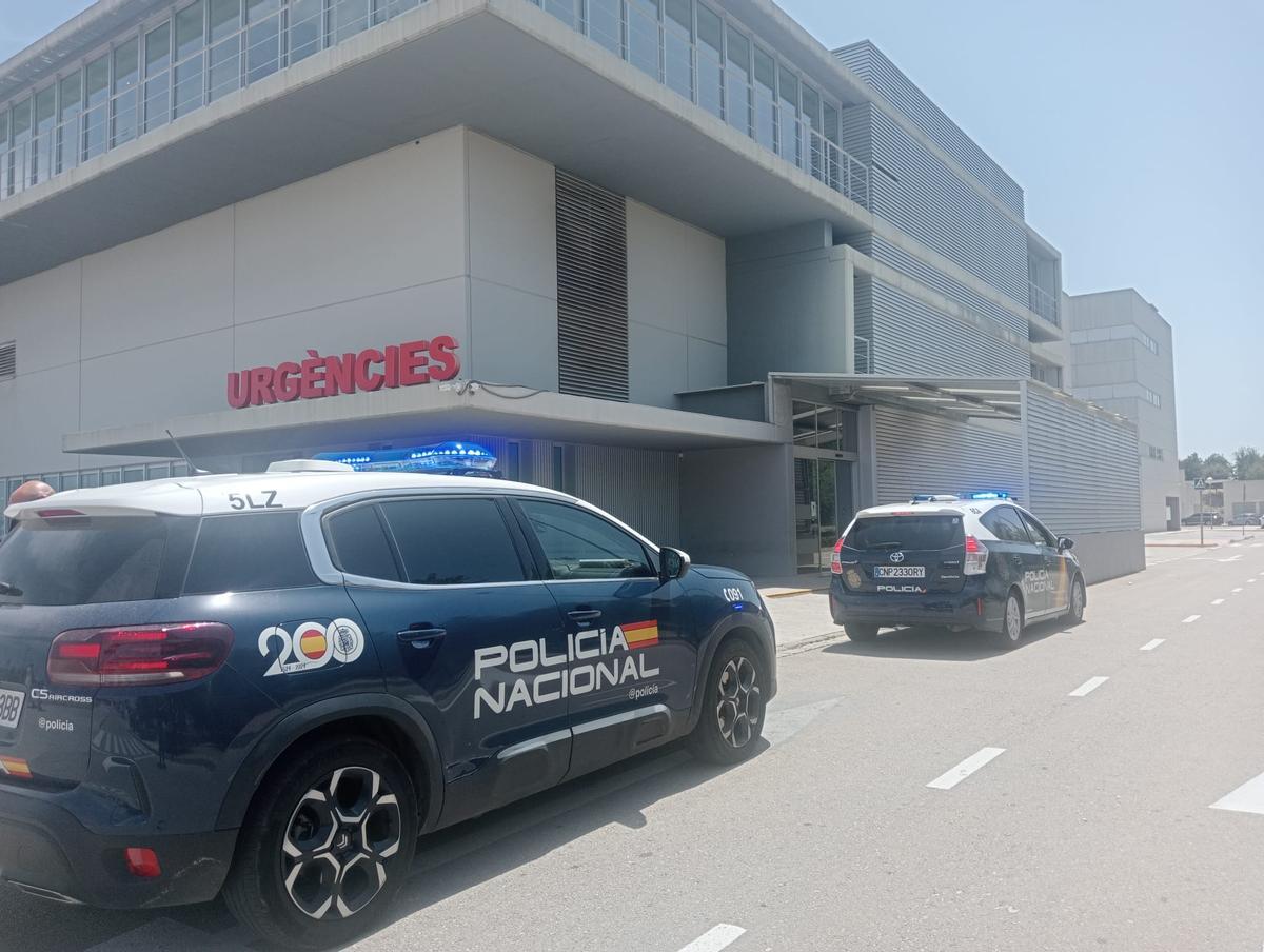 Vehículos de la Policía Nacional en el Hospital de Gandia