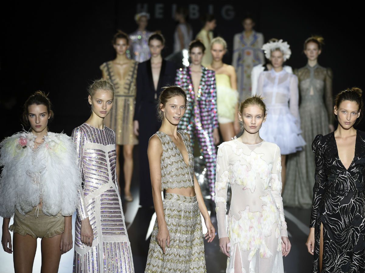 Colección primavera-verano 2017 de Teresa Helbig: la Helbig 'gang' sobre la pasarela