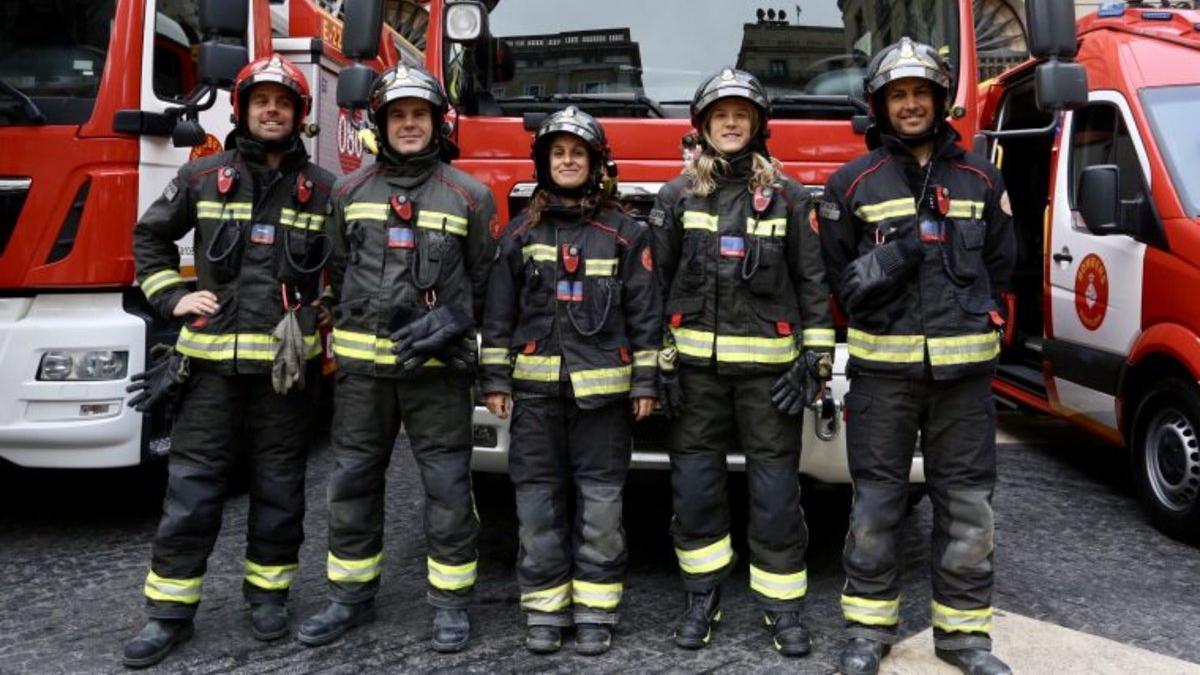 Imagen de archivo de varios efectivos del cuerpo de Bomberos de Barcelona.