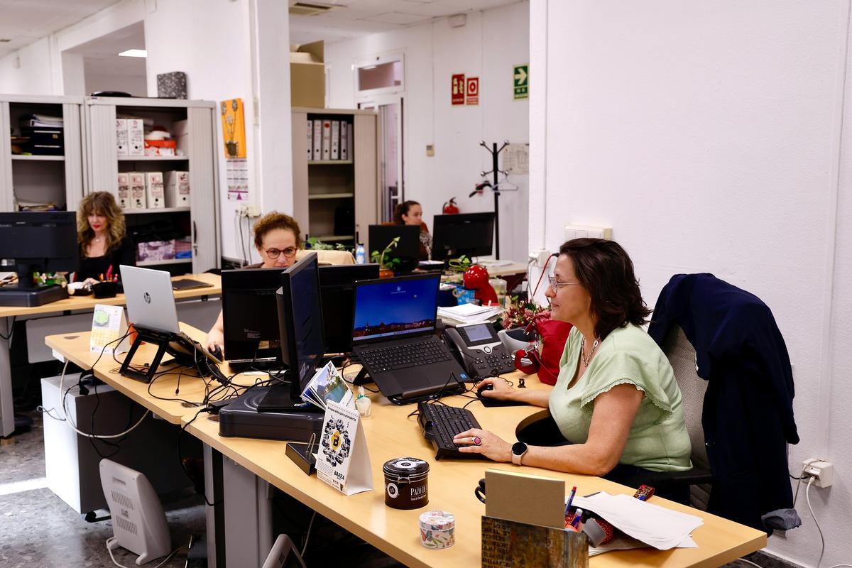 Empleados municipales en sus puestos de trabajo en el Ayuntamiento de Córdoba.