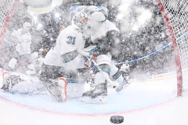 Martin Jones # 31 de los San Jose Sharks le da un gol a Tyler Bozak # 21 de los St. Louis Blues durante el tercer período en el Sexto Juego de las Finales de la Conferencia Oeste durante las Eliminatorias de la Copa Stanley de la NHL 2019 en el Ente