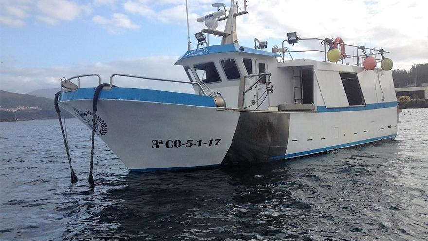A salvo los tres marineros de un pesquero de Corcubión que sufrió una vía de agua