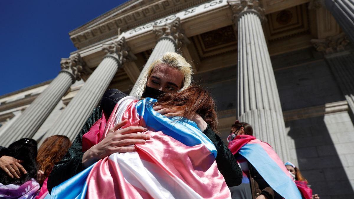 Miembros de la asociación ’Euforia. Familias Trans-Aliadas’ se manifiestan a las puertas del Congreso.