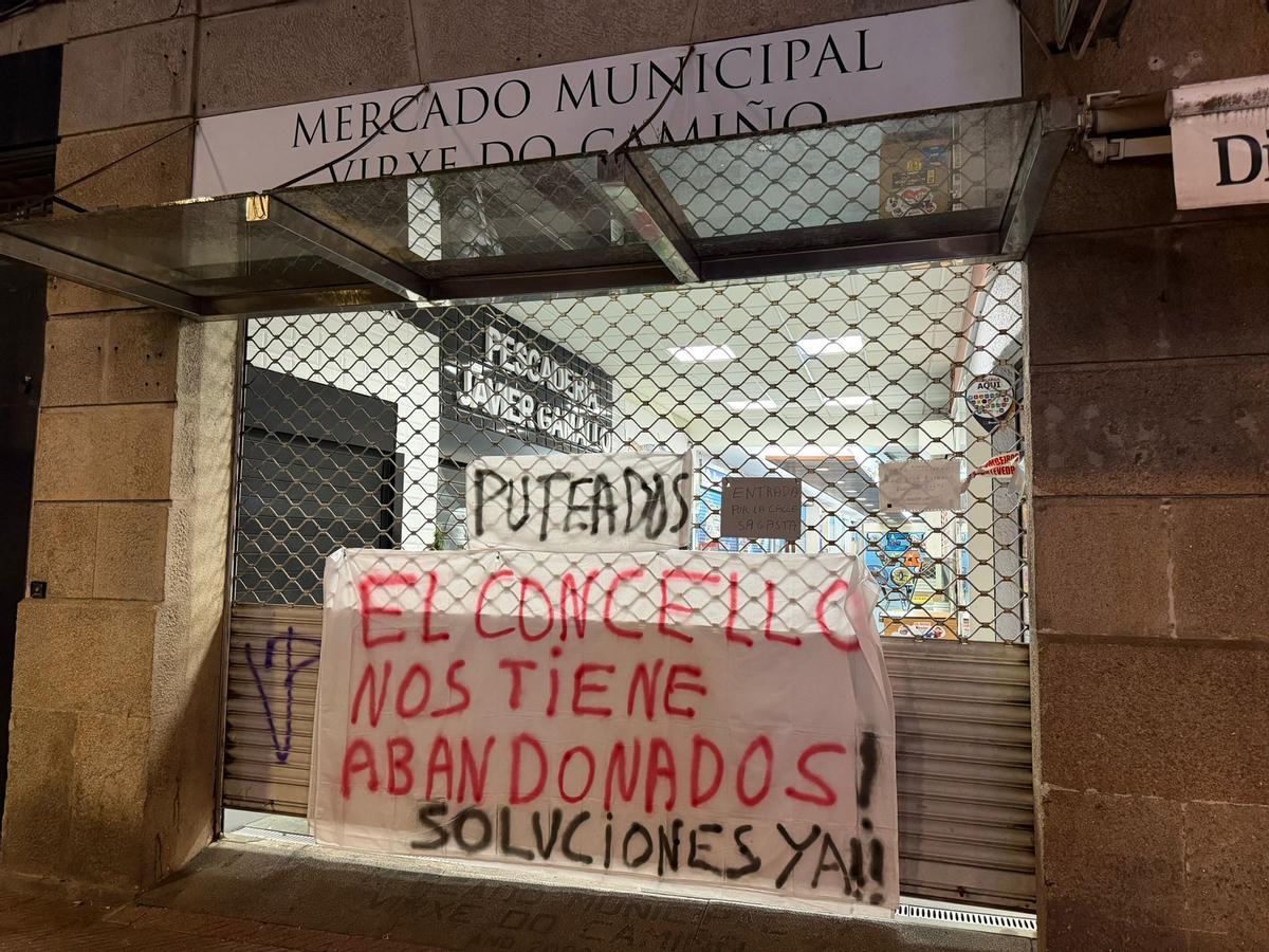 Cartel de protesta en la entrada por Fray Juan de Navarrete.