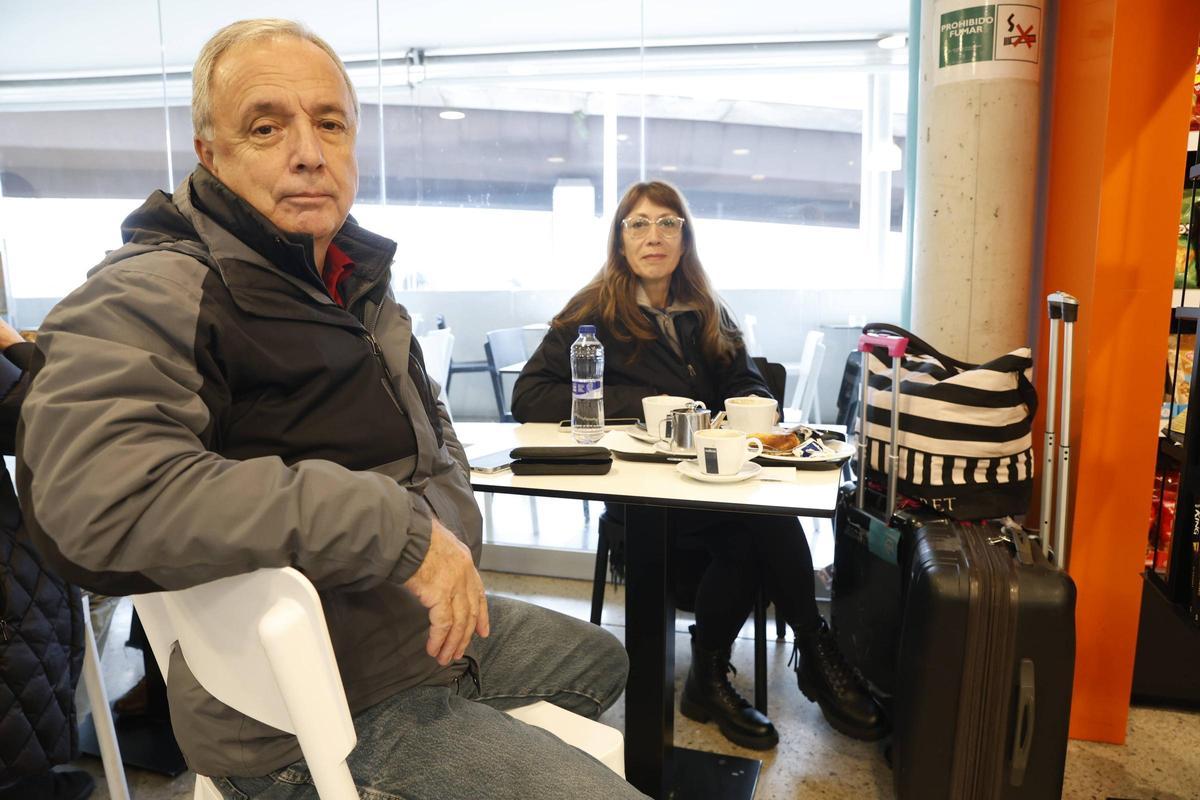 Incertidumbre y reorganización entre los viajeros por la huelga de maquinistas en la estación de Gijón (en imágenes)