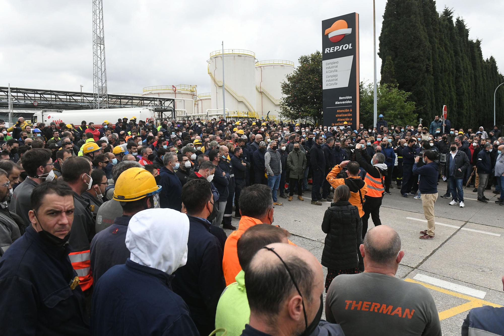 Repsol suspende los trabajos en la refinería en señal de duelo