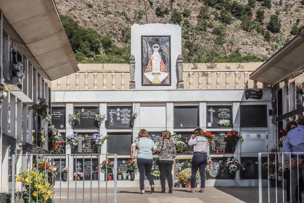 Miles de vecinos se han acercado al camposanto oriolano el día de Todos los Santos Miles de vecinos se han acercado al camposanto oriolano el día de Todos los Santos