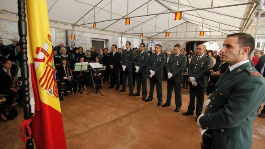 Agentes y mandos de la Guardia Civil de Rodeiro, en la celebración del Pilar el año pasado.  // Bernabé/Gutier