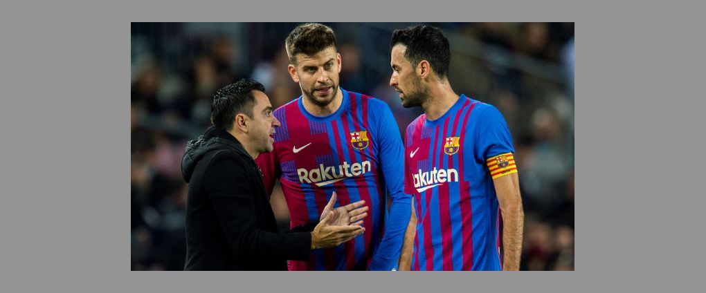 Xavi, charlando con Piqué y Busquets