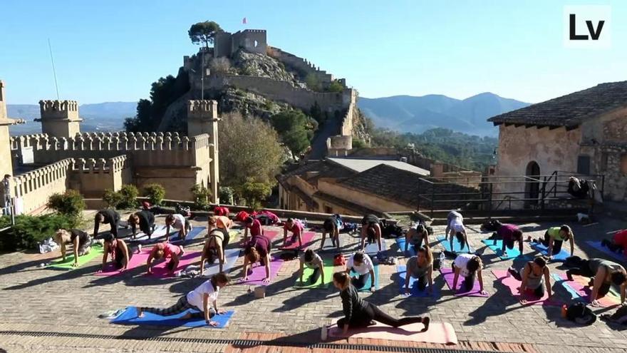 Sesión de yoga al aire libre en el castillo de Xàtiva