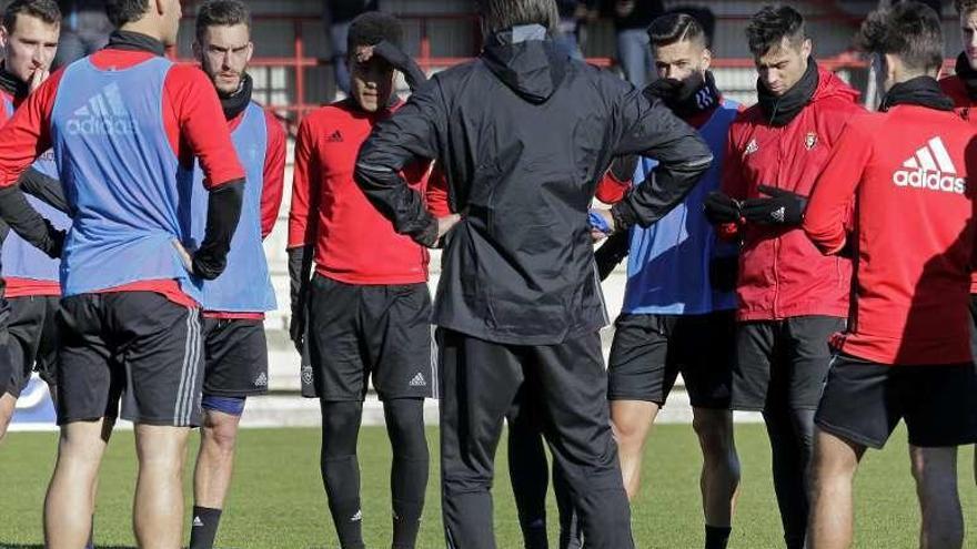 Vasiljevic, técnico de Osasuna, se dirige a la plantilla. // Villar López