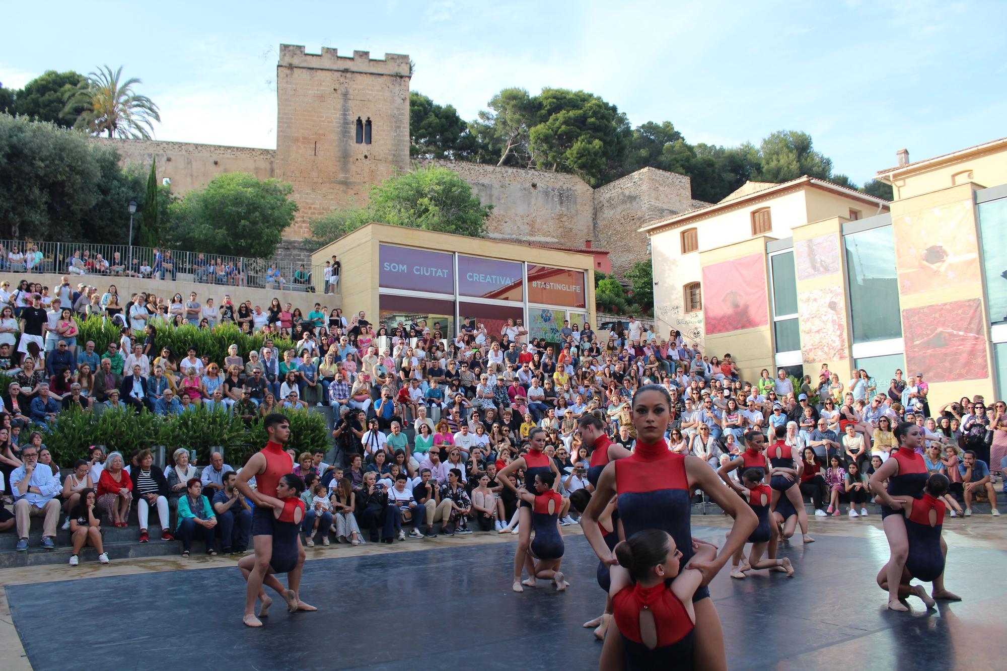 Calles en danza (y baile) en Dénia