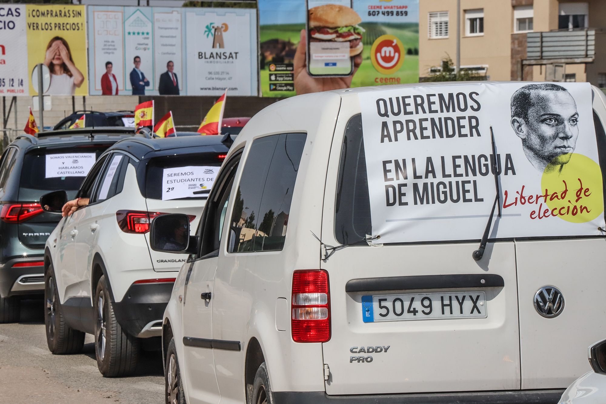 Una caravana con cientos de vehículos clama en Pilar de la Horadada contra la "imposición" del valenciano