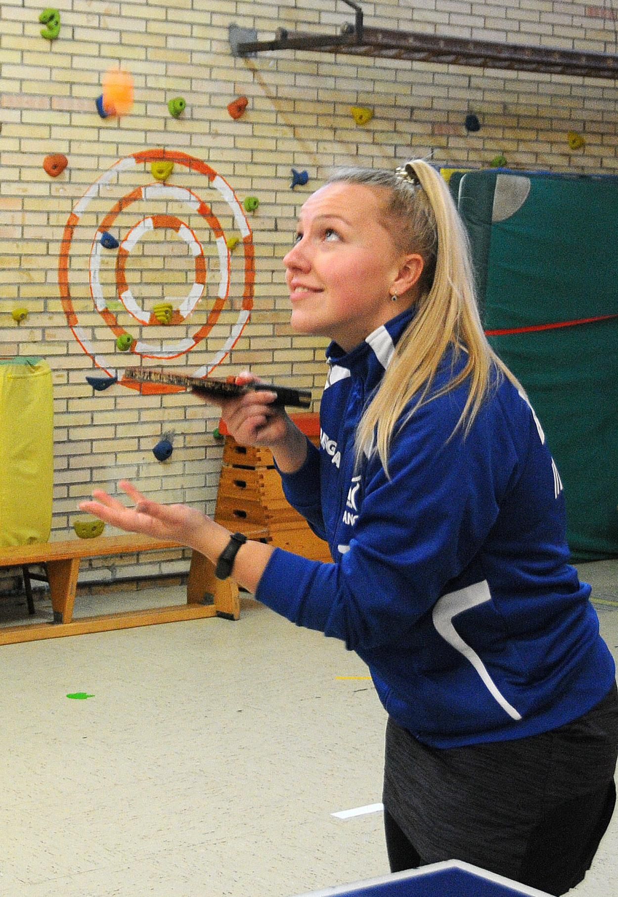 Daria Zakharova lanza una bola al aire durante un entrenamiento.