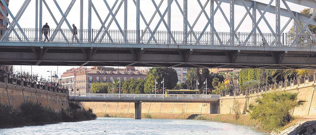 El río Segura a su paso bajo el Puente Nuevo, en Murcia. / JUAN CABALLERO