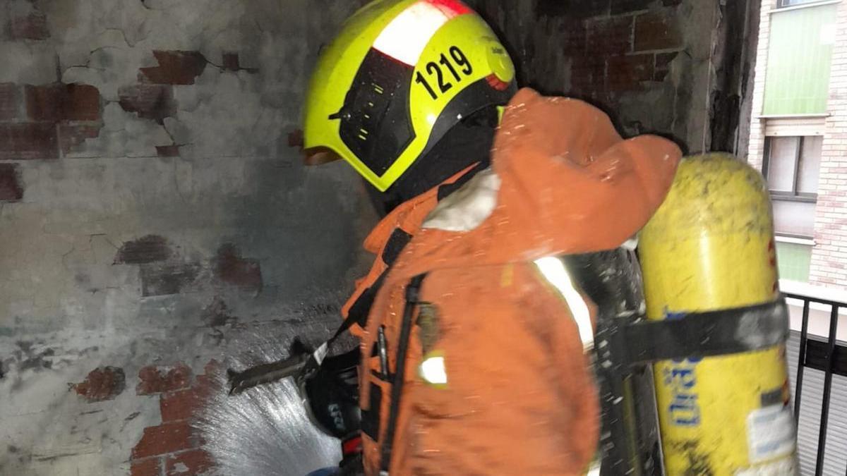 Un bombero en la vivienda siniestrada.