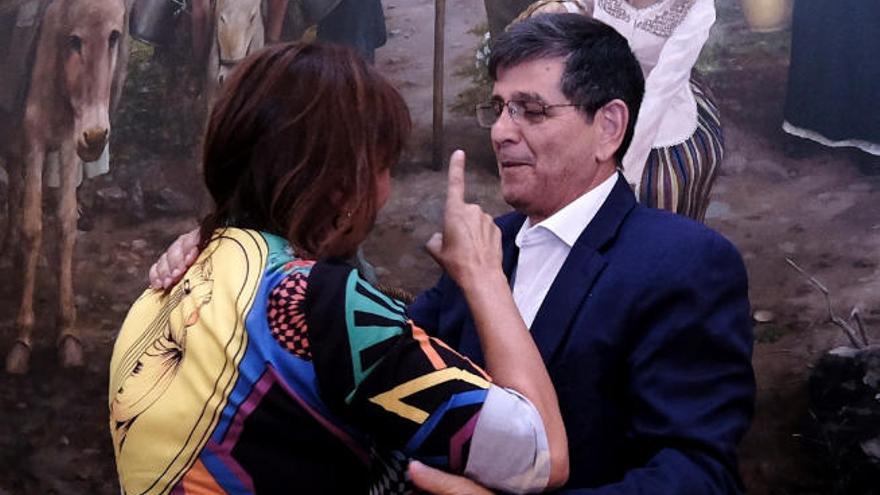 El nuevo alcalde de Santa Lucía de Tirajana, Santiago Rodríguez, escucha a la exregidora Dunia González.