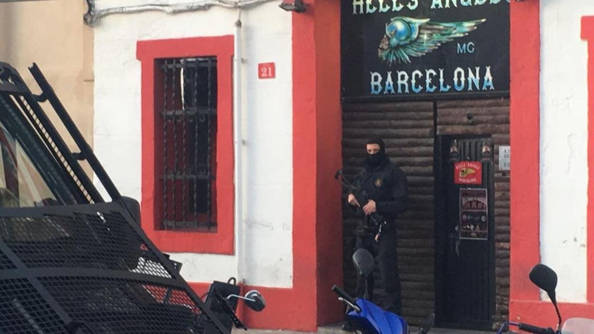 Registro de los Mossos en la sede de Hells Angels en el Poblenou (Barcelona)