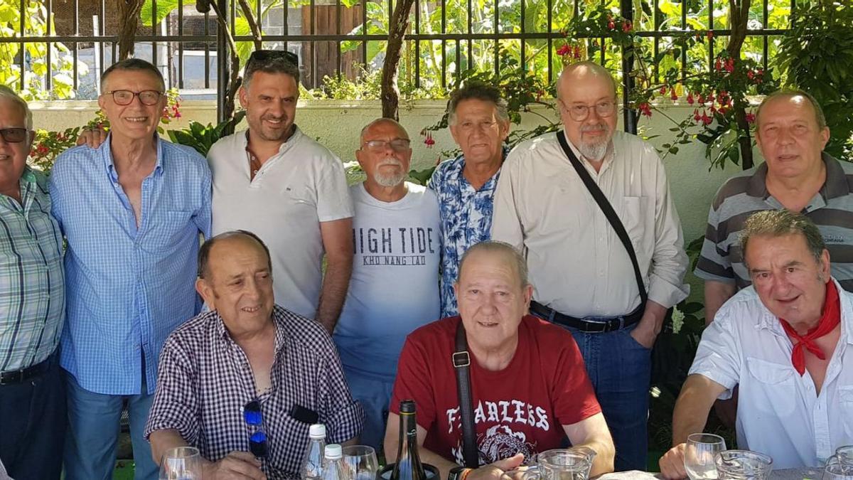 Los de San Roque y Couto Piñeiro. ¡Mirad qué hermosos y bien alimentados están estos varones redomados! Son los de los jueves de San Roque y Couto Piñeiro, que han recobrado sus comidas de los jueves, esta vez en el Malagueño de Valladares. Por ahí andan Manuel Piñeiro, Javi del Río, Arcadio Leiva, Candi Agra, Luis Cebreiro, José Luis Madriñán, Jorge Abruñedo junior, Nito Rodríguez, José Motero y Juan Iglesias. Les decimos nosotros que no decaigan en su ánimo cordial y de encuentro amigable y sigan con estas cosas, pequeñas solo en apariencia y cada vez más difíciles de conseguir. ¡Bien por los activistas de la amistad de San Roque y Couto Piñeiro!