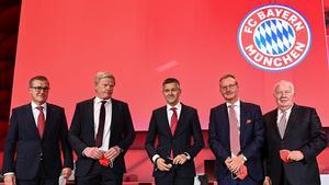 Los miembros de la junta directiva del FC Bayern Múnich Jan-Christian Dreesen, Oliver Kahn, Herbert Hainer, Dieter Mayer y Walter Mennekes