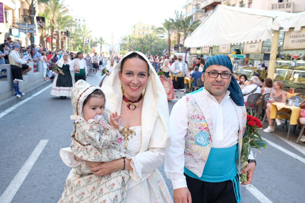 Los festeros aprovechan la Ofrenda para protestar contra la violencia de género con flores y lazos morados