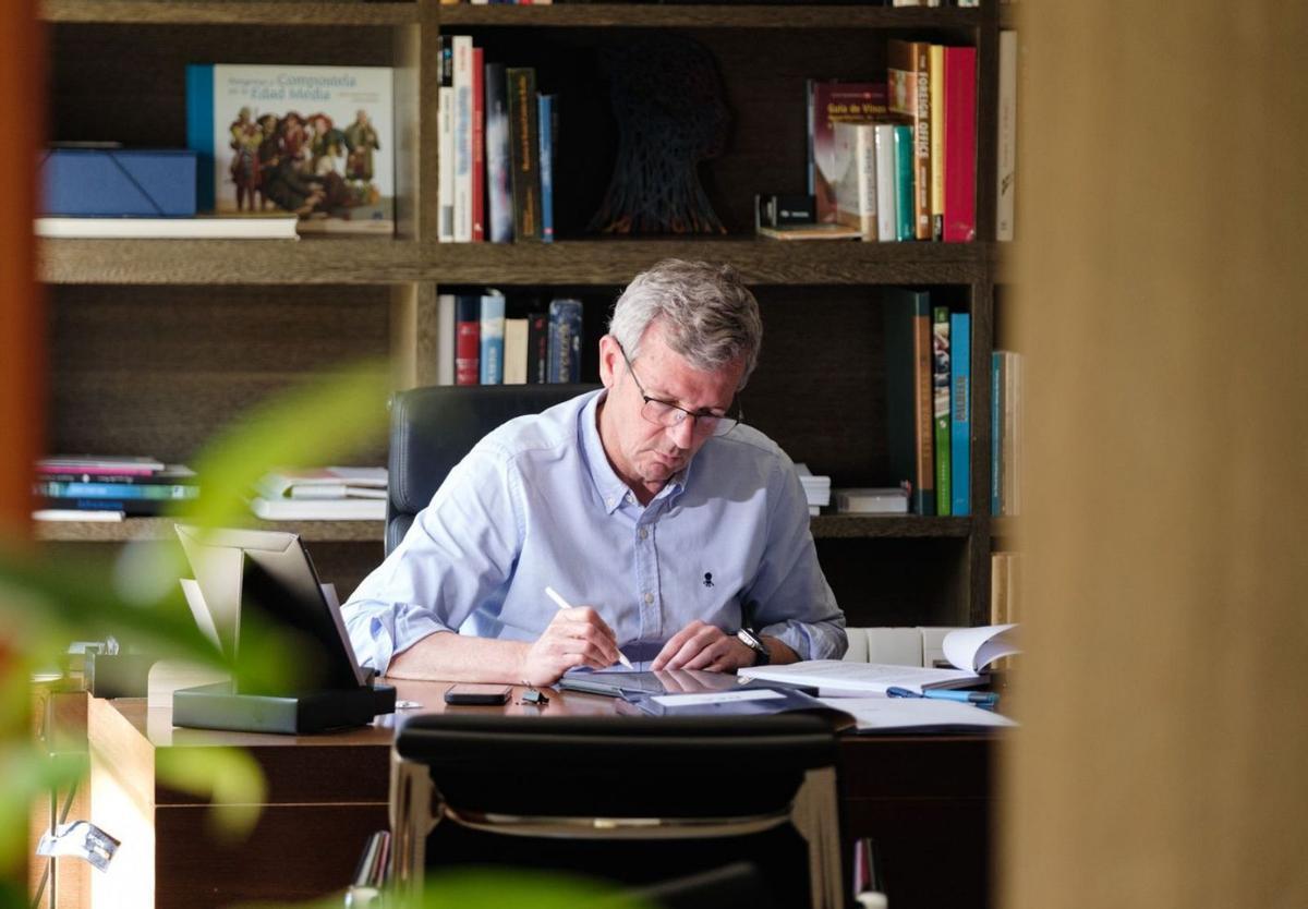 Rueda, ayer preparando en su despacho el discurso de esta mañana en el Parlamento. | Cedida