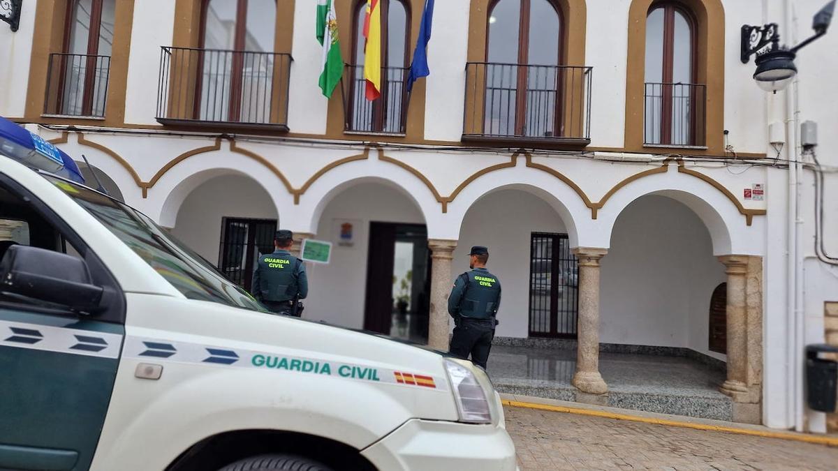 Agentes de la Guardia Civil en el colegio electoral de Santa Eufemia.