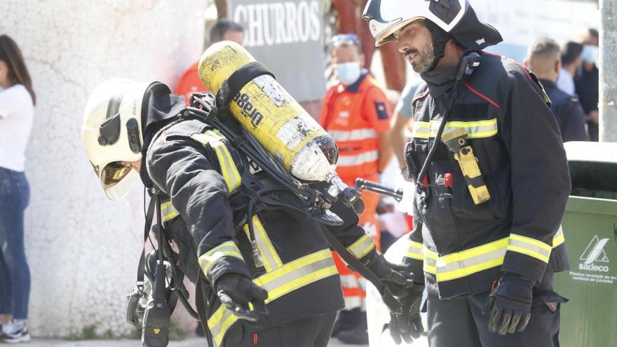 Dos personas afectadas en un incendio en la calle Sagrada Familia