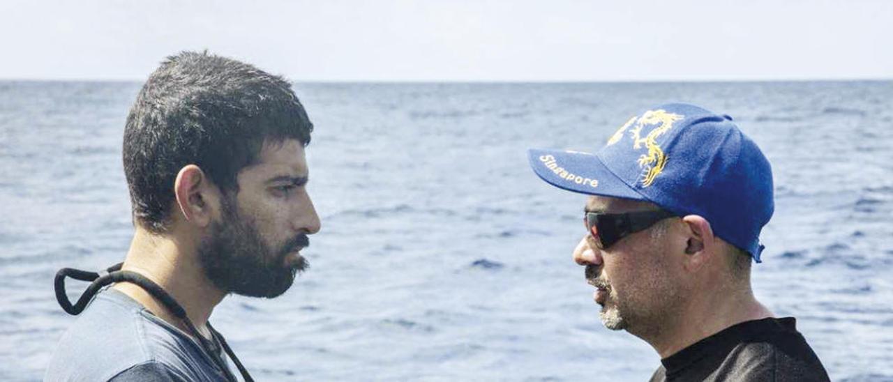 Sid Chakravarty (i.) y el capitán chileno del &quot;Thunder&quot;. // Sea Shepherd