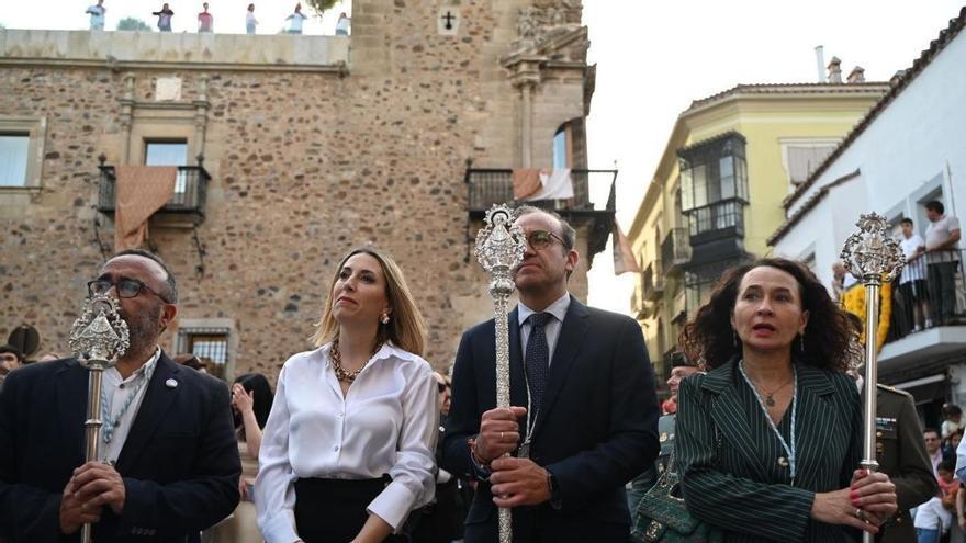 Vídeo | La presidenta recibe la medalla de manos de la cofradía para lucirla en el desfile