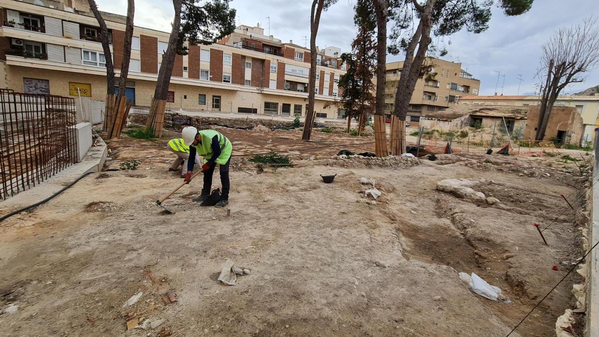 Los trabajos de arqueología se retoman en la plaza Joan Miró de Elda.