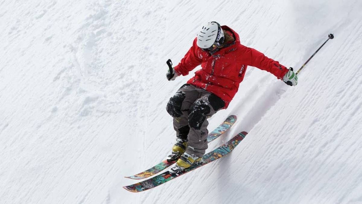 El esquí es uno de los deportes que se pueden practicar en invierno.