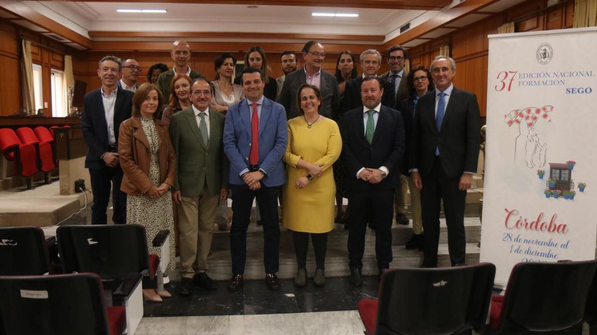 Especialistas en Ginecología y Obstetricia que participarán en el congreso, junto a autoridades hospitalarias y del Ayuntamiento de Córdoba.