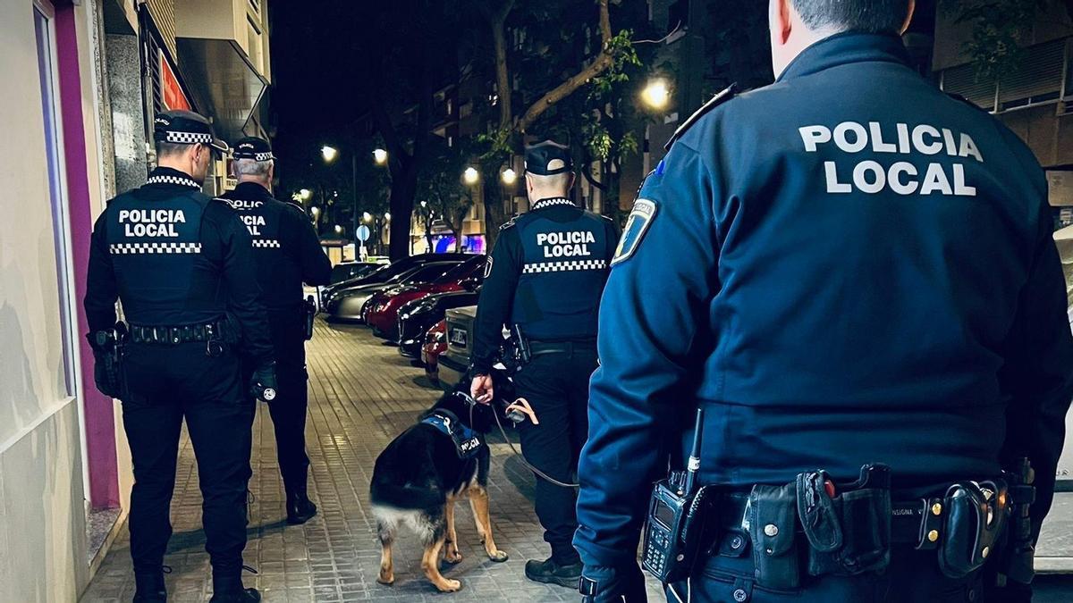 Inspecciones nocturnas con los perros policía.