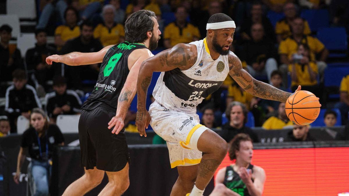 Cook deja atrás a Korkmaz en el Lenovo-Darussafaka del pasado curso.