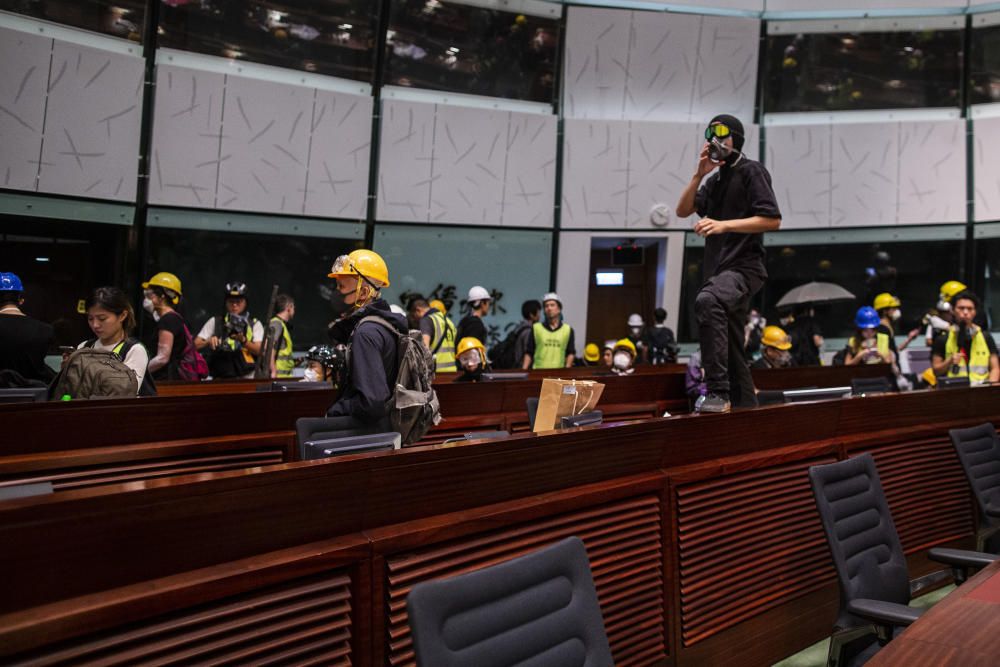 Los hongkoneses entran en el Parlamento.