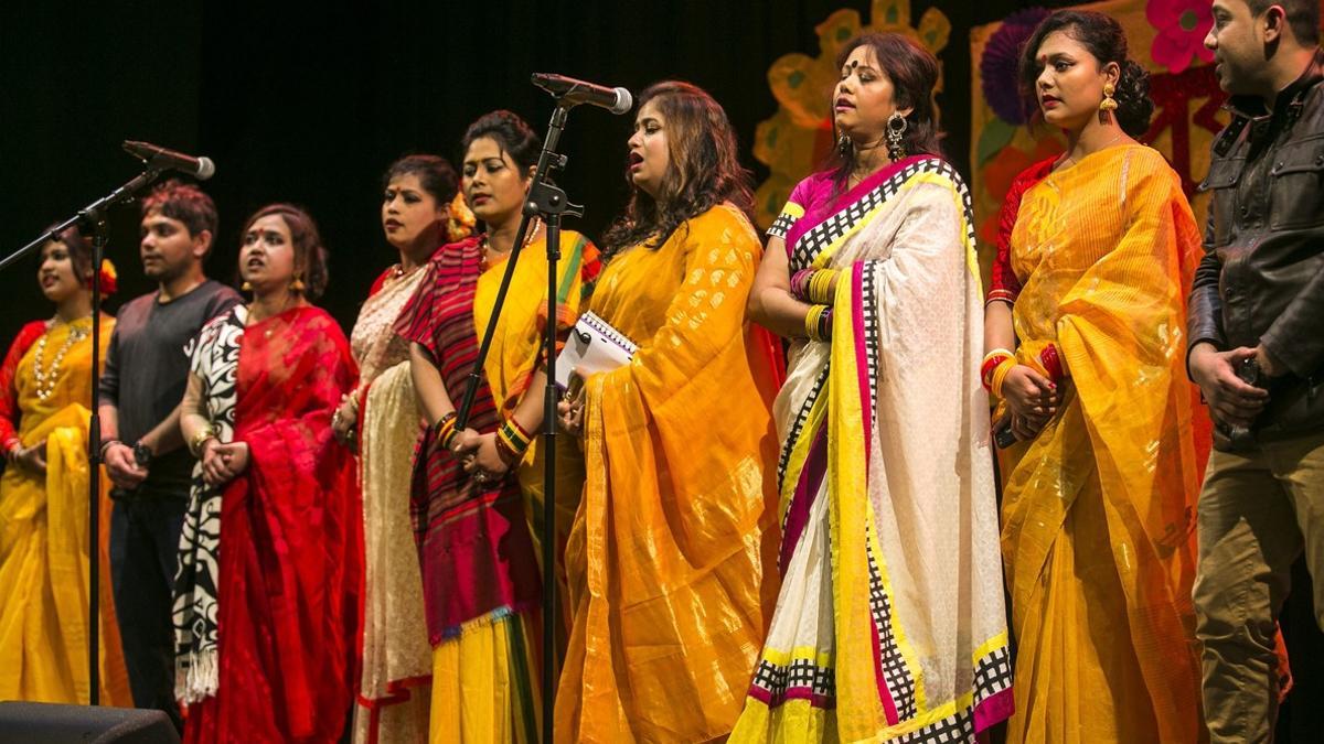 Interpretación del himno de Bangladesh en la Festa de la Primavera de la Associació de Dones de Bangladesh a Catalunya.