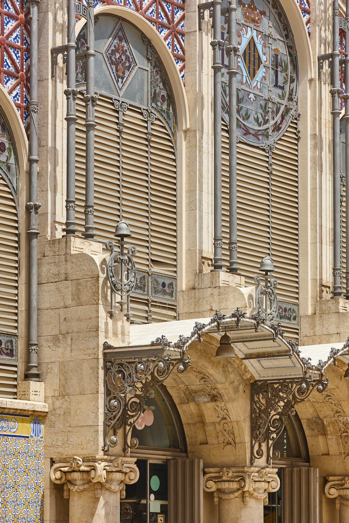 Exterior y acabados del Mecado Central de Valencia.