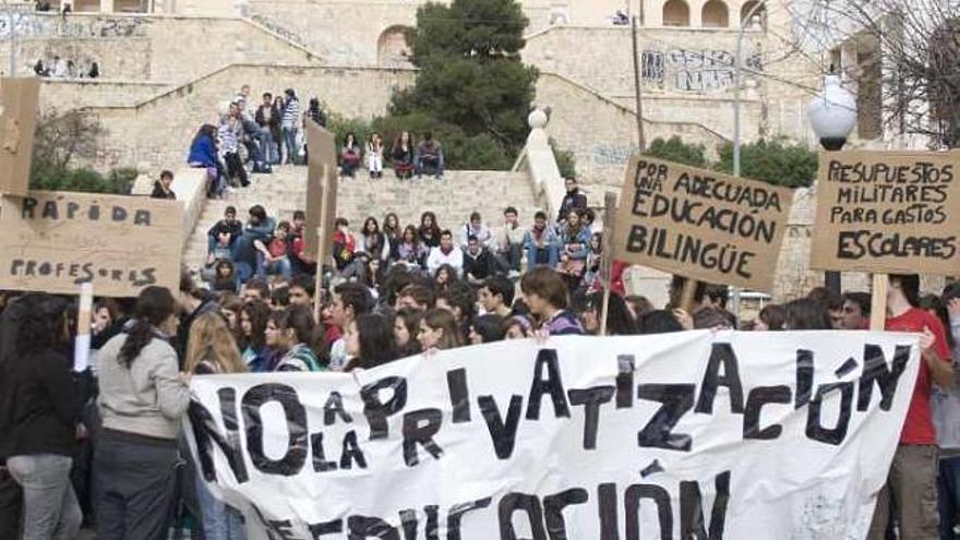 Un centenar de estudiantes por la pública