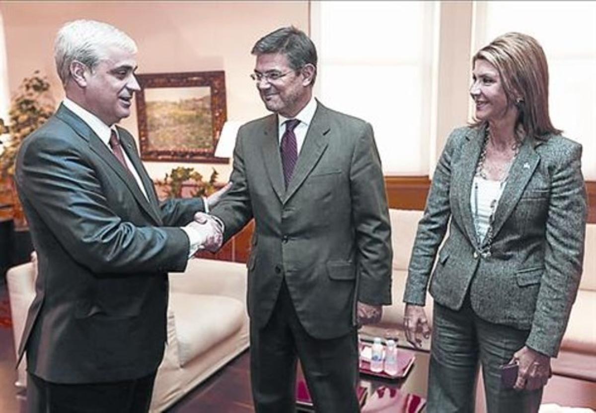 Trobada 8 El conseller Gordó saluda el ministre Catalá, ahir. Trobada 8 El conseller Gordó saluda el ministre Catalá, ahir.