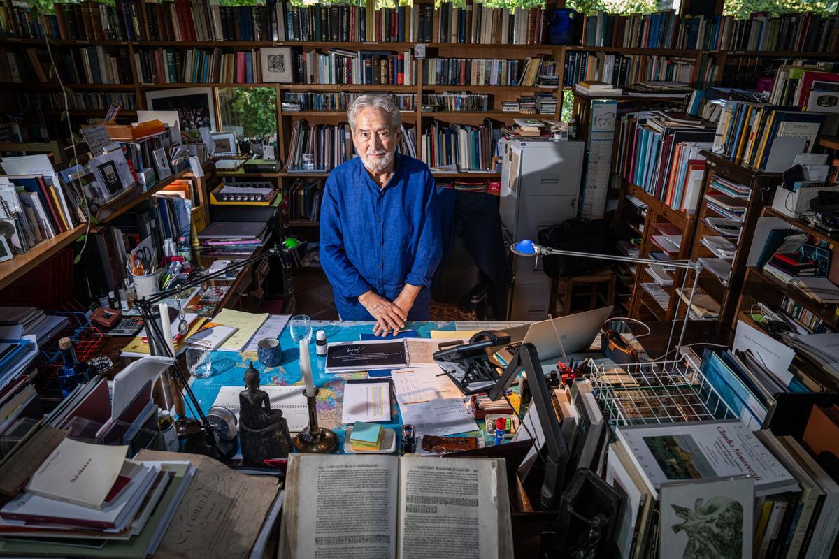 El músico Jordi Savall posa en su casa antes de la entrevista con EL PERIÓDICO, el pasado 6 de agosto.