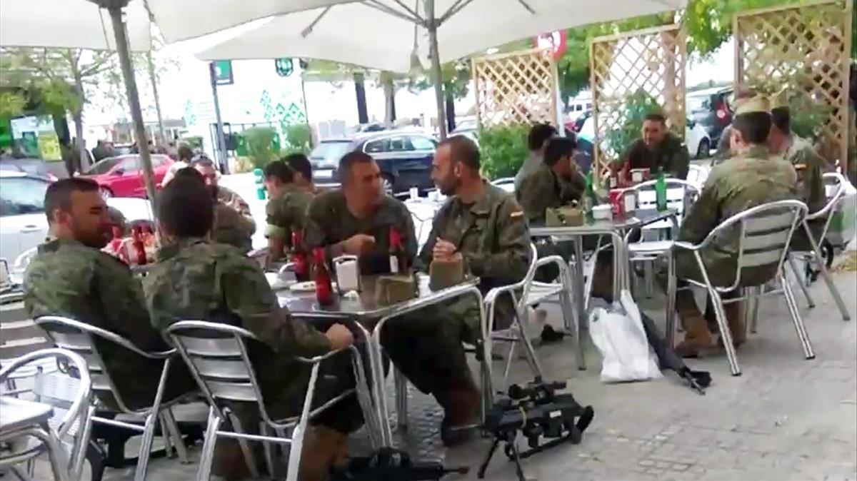 Legionarios tomando unas cervezas junto a sus armas en una terraza de Vilafranca del Penedès.