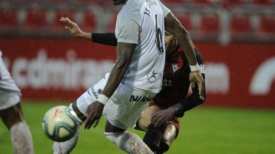 Babin intenta evitar el disparo de un jugador del Mirandés.