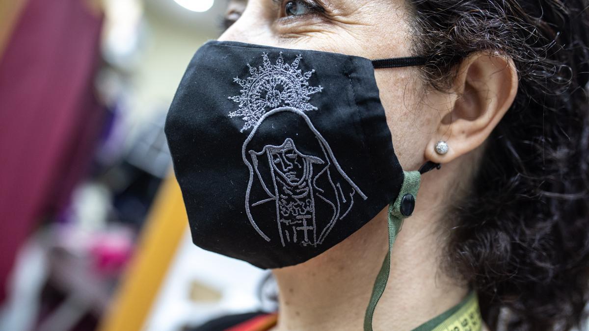 Mascarilla de Semana Santa bordada con la Virgen de la Soledad.